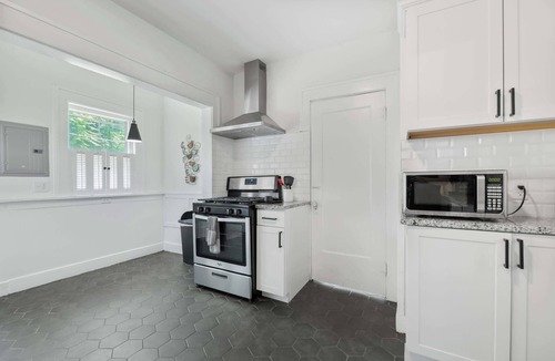 College Hill House | 3 Bed 1.5 Bath Home in College Hill By Hospital