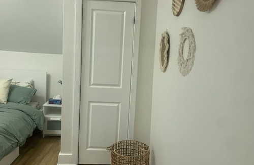 Cambridge House | 3 Bed + 1 Bath "Home-Away-From-Home" stay, 5 mins from 401