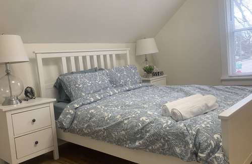 Cambridge House | 3 Bed + 1 Bath "Home-Away-From-Home" stay, 5 mins from 401