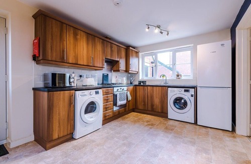 Burton on Trent House | 3 Bed+2.5 Bath|Contractors + Groups| Free Parking!