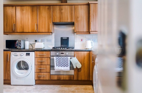 Burton on Trent House | 3 Bed+2.5 Bath|Contractors + Groups| Free Parking!