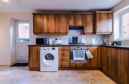 Burton on Trent House | 3 Bed+2.5 Bath|Contractors + Groups| Free Parking!