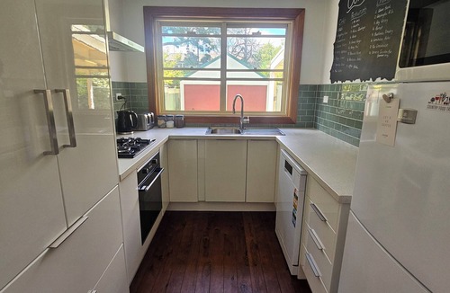 Orange House | 3 bed 2 bath central cottage