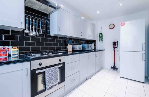 Tipton House | 3 Bed+2 Bath | Contractors + Groups |Free Parking!