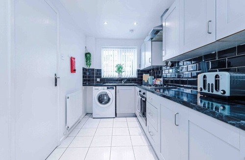 Tipton House | 3 Bed+2 Bath | Contractors + Groups |Free Parking!