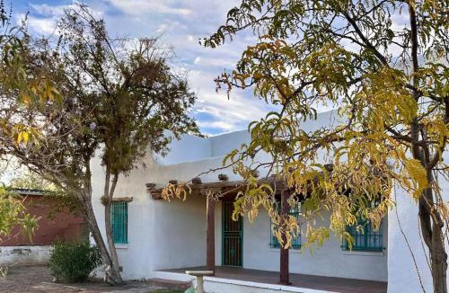 Las Cruces House | 3 bed 2 bath Hacienda near Downtown and NMSU.