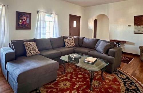 Las Cruces House | 3 bed 2 bath Hacienda near Downtown and NMSU.