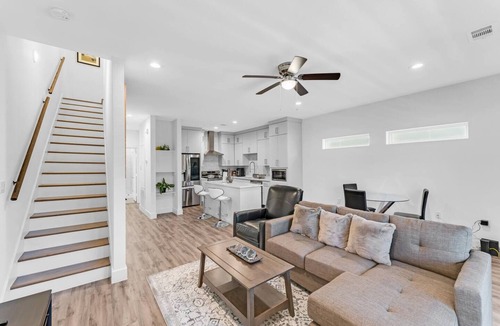 Old East Dallas House | 3 bed 2 bath Home | DWTN Dallas Skyline View from Rooftop and Balconies