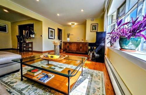 Buckingham Lake - Crestwood Apartment | 3 Bed 2 Bath, Near UAlbany & MVP Arena, Private Driveway Parking