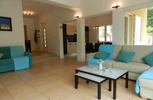 Labin House | 3 Bed, 2 Bath, Private Pool, Free Parking, Wi-Fi, Air Con, Full Equipped.