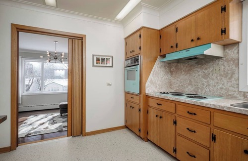 Waterford Valley House | 3 Bed 2 Bath Retro-Chic w/Bright Modern Comforts by Doligold Property Management