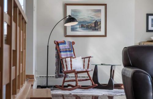 Waterford Valley House | 3 Bed 2 Bath Retro-Chic w Bright Modern Comforts