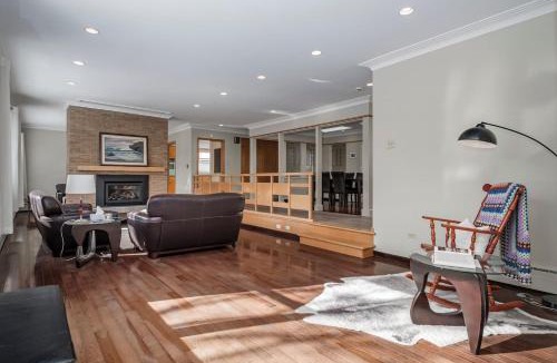 Waterford Valley House | 3 Bed 2 Bath Retro-Chic w Bright Modern Comforts