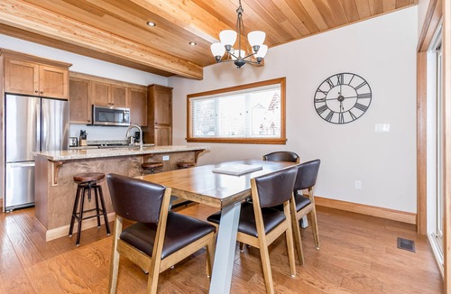 Muskoka Lakes Villa | 3 + bed 2 bath Villa on Lake Muskoka