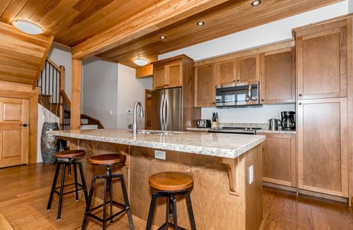 Muskoka Lakes Villa | 3 + bed 2 bath Villa on Lake Muskoka
