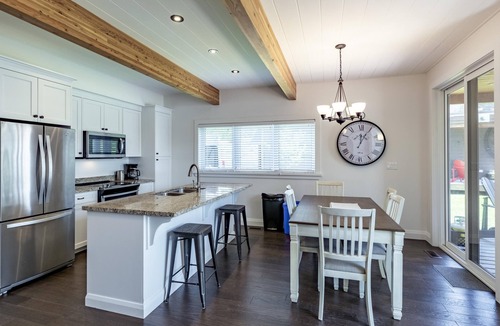 Muskoka Lakes Villa | 3 + bed 2 bath Villa on Lake Muskoka