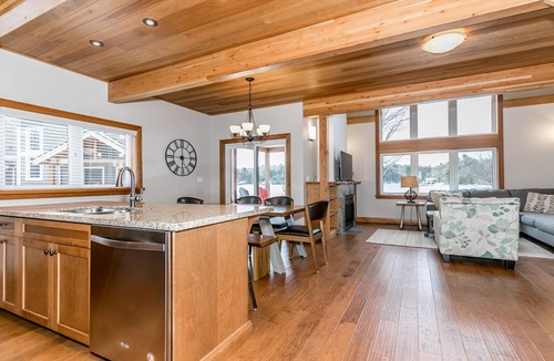 Muskoka Lakes Villa | 3 + bed 2 bath Villa on Lake Muskoka