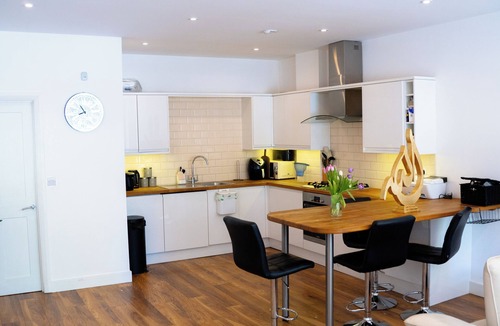 London Borough of Bromley Apartment | 3 bed/2 bath with Garden - Stunning Holiday/Contractor Accommodation