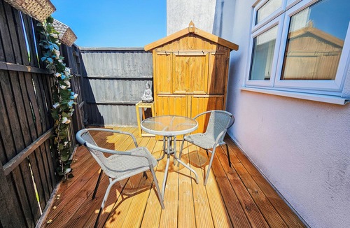 London Borough of Bromley Apartment | 3 bed/2 bath with Garden - Stunning Holiday/Contractor Accommodation