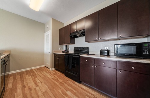 Bay Area Condo | 3 Bed 3 Bath Condo with On-Site Parking and Pool Mins from Texas AM 4208