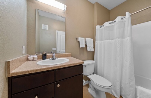 Bay Area Condo | 3 Bed 3 Bath Condo with On-Site Parking and Pool Mins from Texas AM 4208