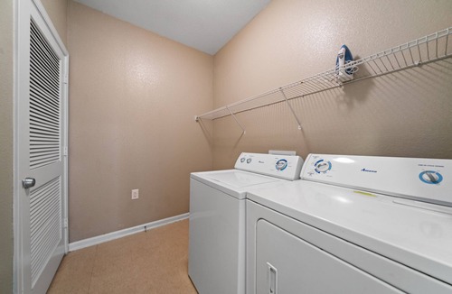Bay Area Condo | 3 Bed 3 Bath Condo with On-Site Parking and Pool Mins from Texas AM 4208
