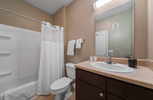 Bay Area Condo | 3 Bed 3 Bath Condo with On-Site Parking and Pool Mins from Texas AM 4208