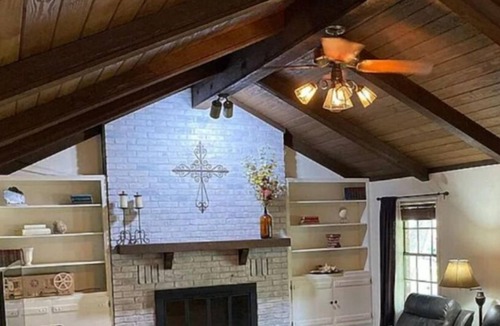 Cameron House | 3 bed 3 bath in nice quiet neighborhood