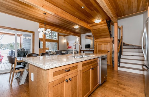 Muskoka Lakes Villa | 3 + bed 3 bath Villa on Lake Muskoka