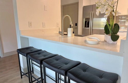 Charlotte Center City Apartment | 3 bed | 5 min BOA Stadium | Free Parking |500 Mbps