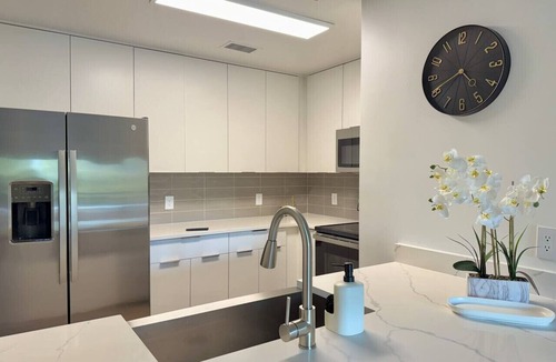 Charlotte Center City Apartment | 3 bed | 5 min BOA Stadium | Free Parking |500 Mbps