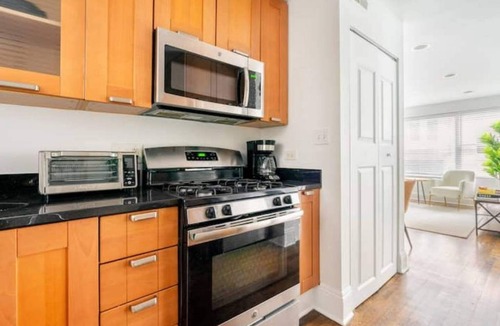 Rogers Park Apartment | 3 -bed apartment just steps to Lake Michigan