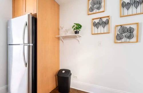 Rogers Park Apartment | 3 -bed apartment just steps to Lake Michigan