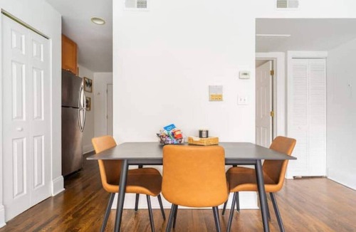 Rogers Park Apartment | 3 -bed apartment just steps to Lake Michigan