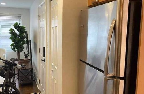 Rogers Park Apartment | 3 -bed apartment just steps to Lake Michigan