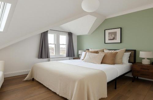 Nine Elms Apartment | 3 Bed Balcony Flat in Nine Elms