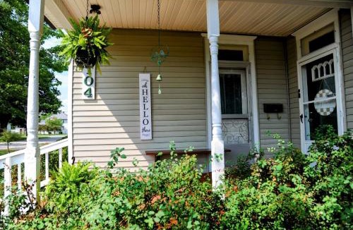 Bourbon House | 3 Bed Bath with yard and Fire Pit- Charming Small Town Exploring