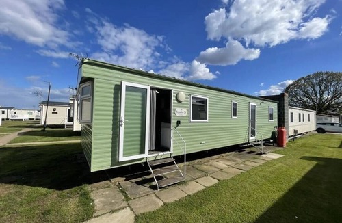 Clacton-on-Sea Cabin | 3 Bed Caravan Sleeps 8 - Parking, Bbq, Pool
