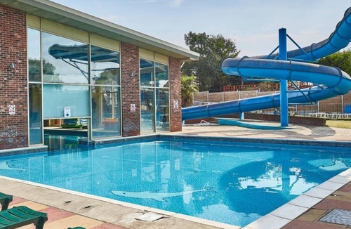 Clacton-on-Sea Cabin | 3 Bed Caravan Sleeps 8 - Parking, Bbq, Pool