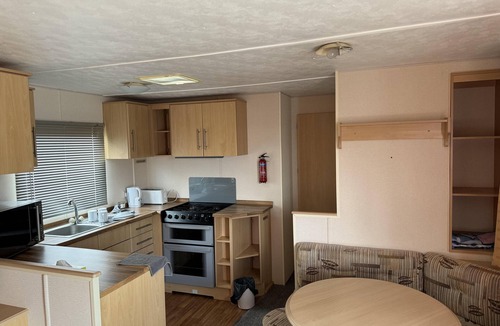 Leysdown-on-Sea House | 3 Bed Caravan - Sleeps 6 - Pets - Parking - Wifi