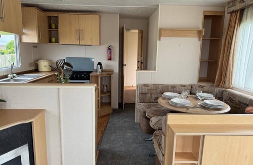 Leysdown-on-Sea House | 3 Bed Caravan - Sleeps 6 - Pets - Parking - Wifi