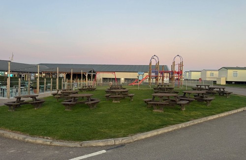 Leysdown-on-Sea House | 3 Bed Caravan - Sleeps 6 - Pets - Parking - Wifi