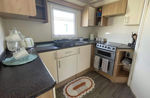 Clacton-on-Sea Cabin | 3 Bed Caravan Sleeps 8 - Parking, Bbq, Pool