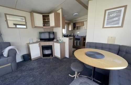 Clacton-on-Sea Cabin | 3 Bed Caravan Sleeps 8 - Parking, Bbq, Pool