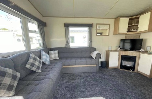 Clacton-on-Sea Cabin | 3 Bed Caravan Sleeps 8 - Parking, Bbq, Pool
