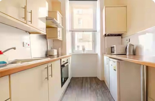 Dalry Apartment | 3 Bed Central Apartment - Pet Friendly & Parking