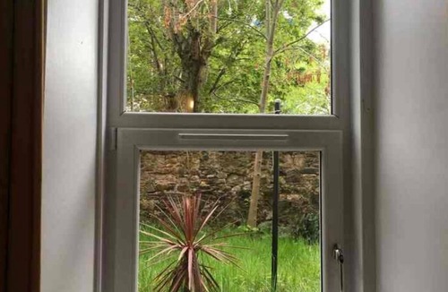 Dalry Apartment | 3 Bed Central Apartment - Pet Friendly & Parking