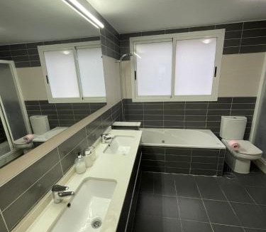 Chiva Ski Chalet | 3 Bed Chalet-Pool-Pets-Hot Tub-Parking-Garden