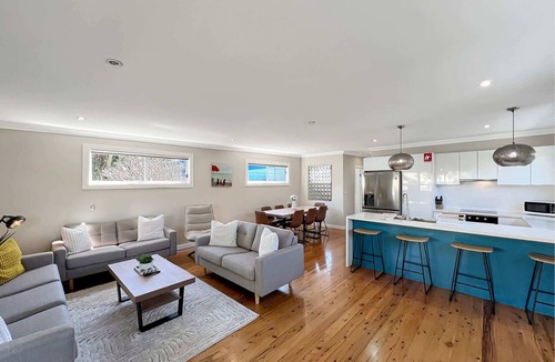 Belmont South House | 3-Bed Coastal Haven with Alfresco Dining & BBQ