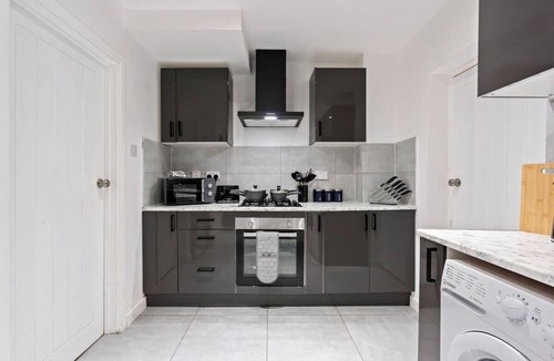 Cradley House | 3 Bed Contractor Friendly WIFI Lots Of Parking